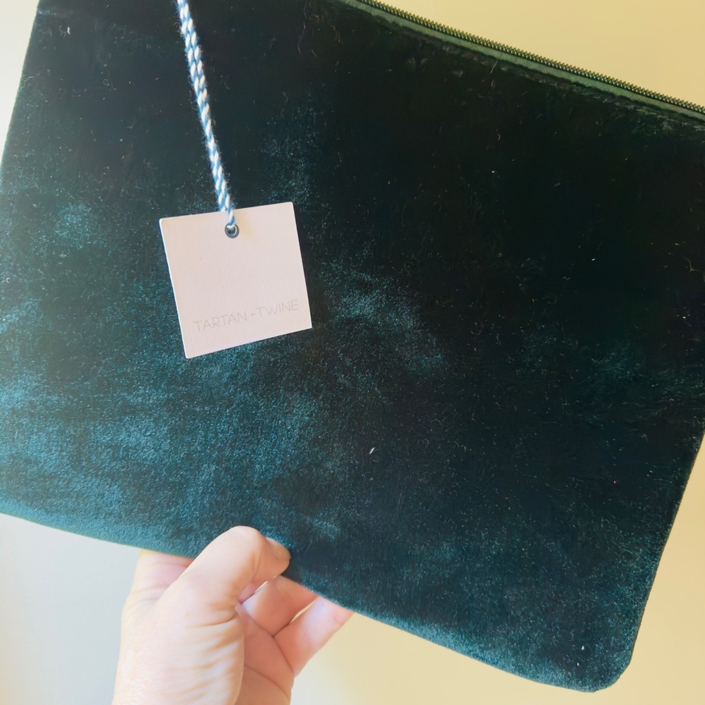 NWT 🍀 Tartan & Twine Dark large Green make up, business, travel clutch w/ zipper